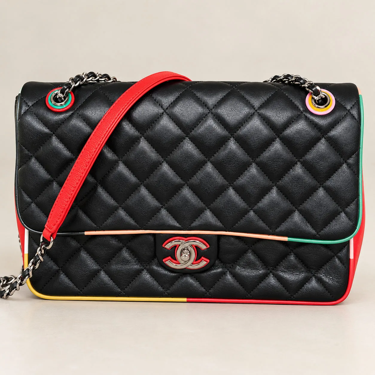Schwarze gesteppte Chanel-Flap-Bag mit bunten Farbakzenten