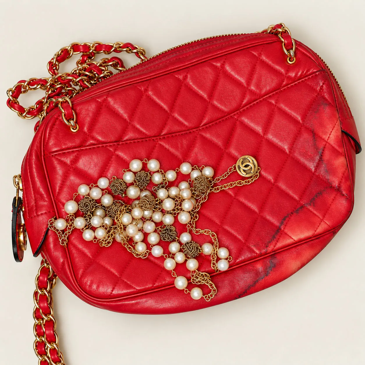 Rote gesteppte Chanel-Tasche mit Kettenriemen und Perlenkette