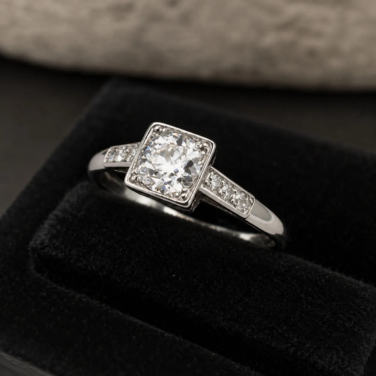 Platinring mit Diamanten auf schwarzem Samt