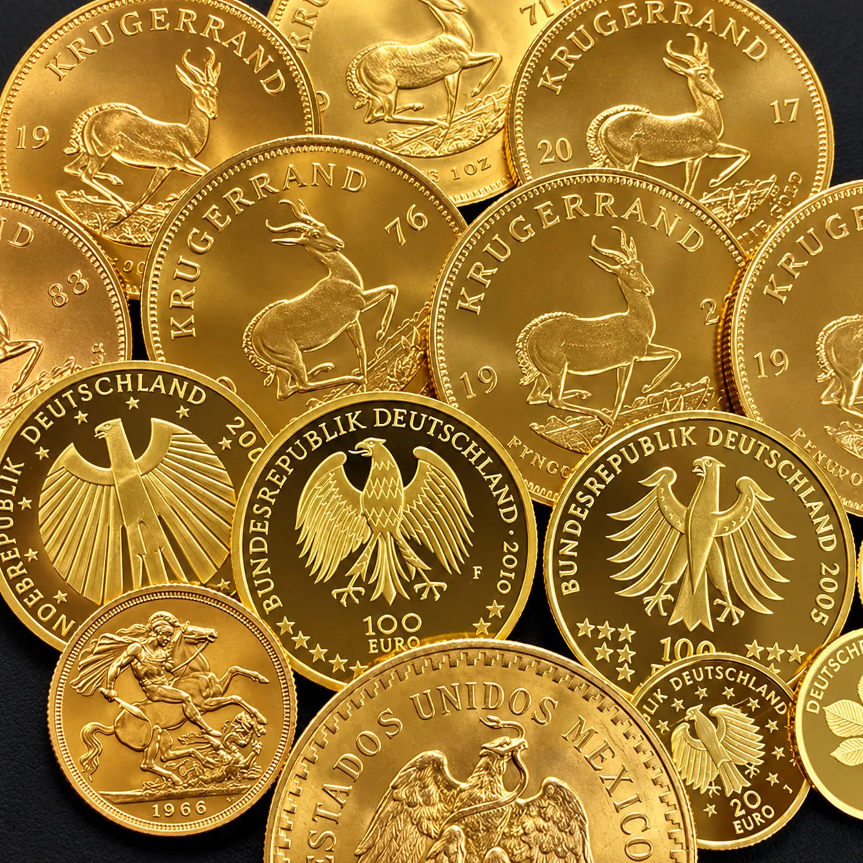 Mehrere Goldmünzen, darunter Krügerrand und Euro-Gedenkmünzen