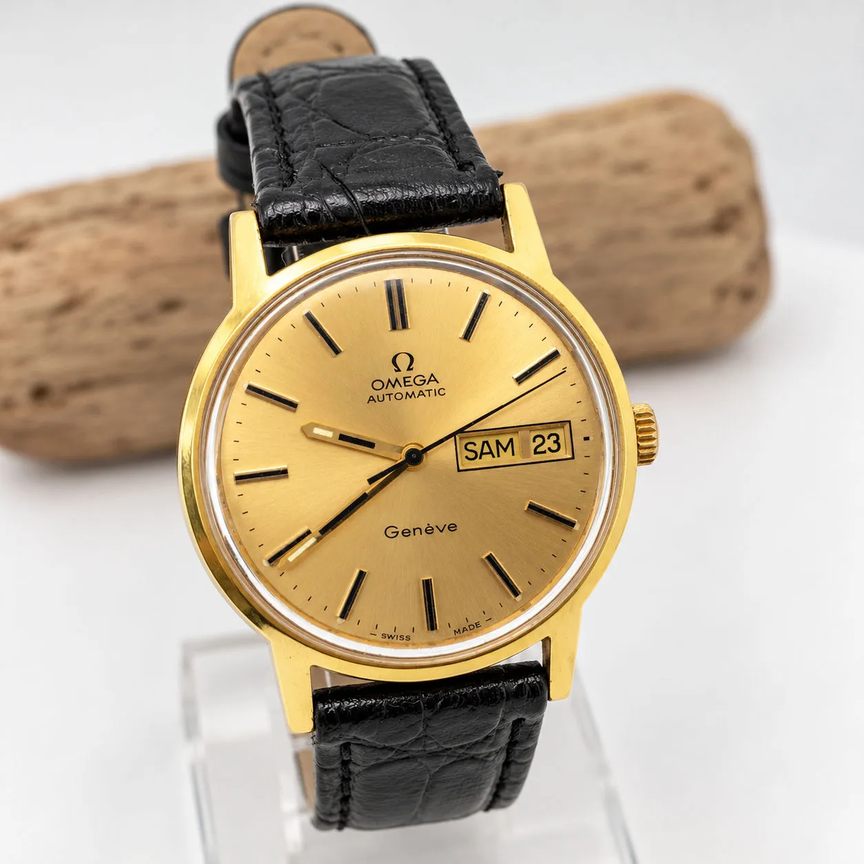 Vergoldete Omega Automatic Vintage-Uhr mit schwarzem Lederarmband
