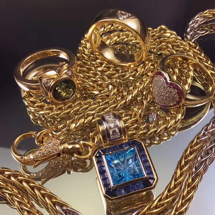 Goldschmuck mit Edelsteinen