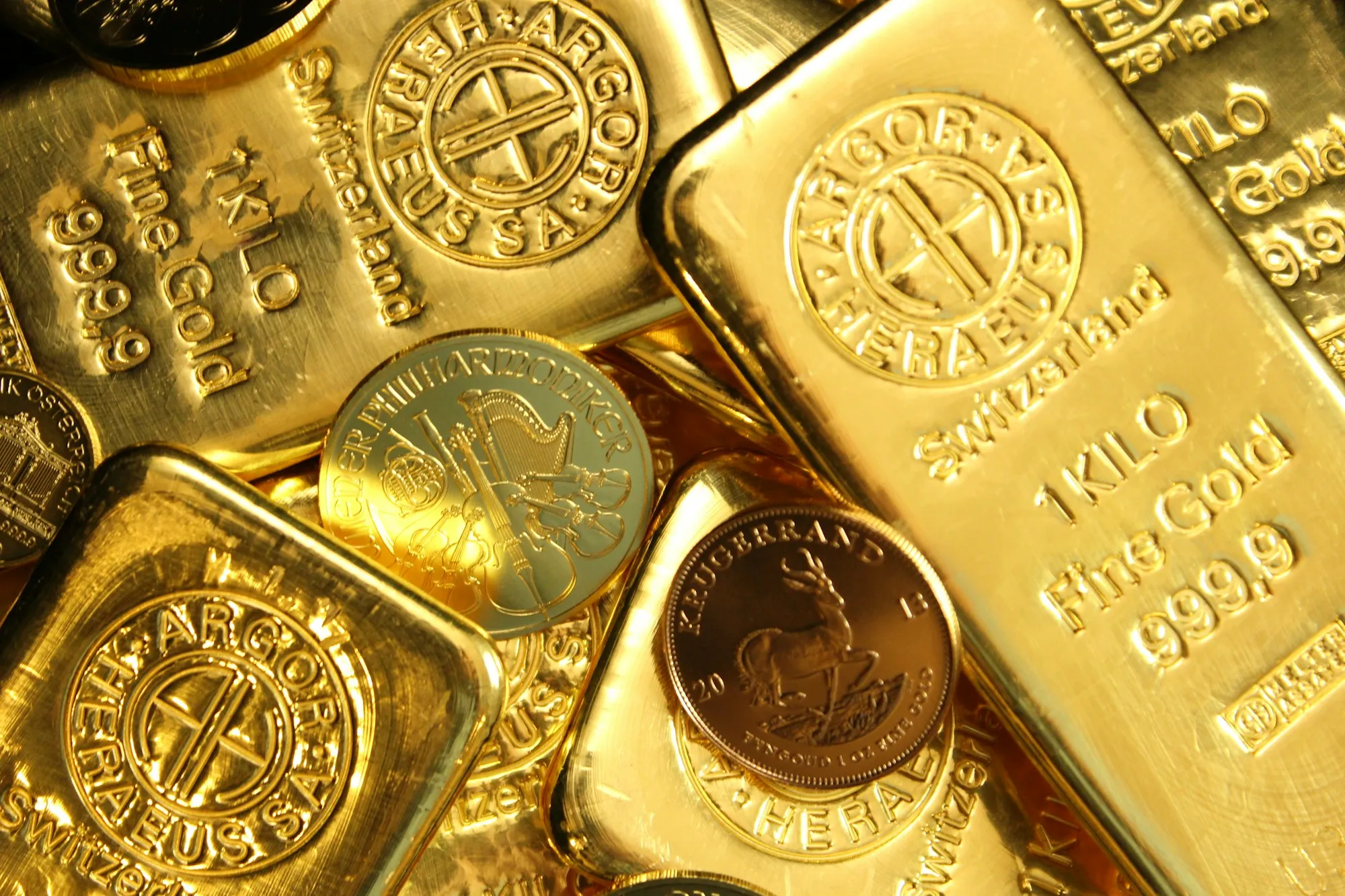 Goldbarren und Münzen