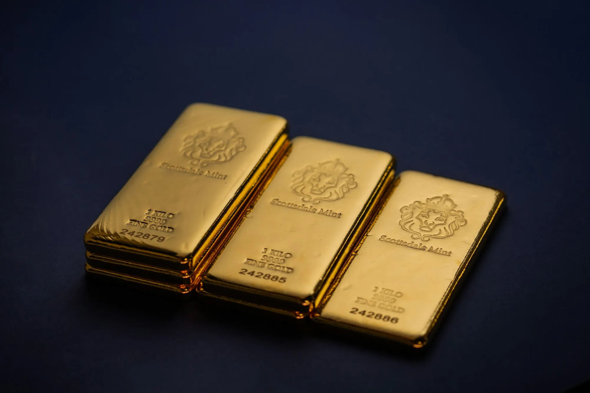 Drei gestapelte Goldbarren