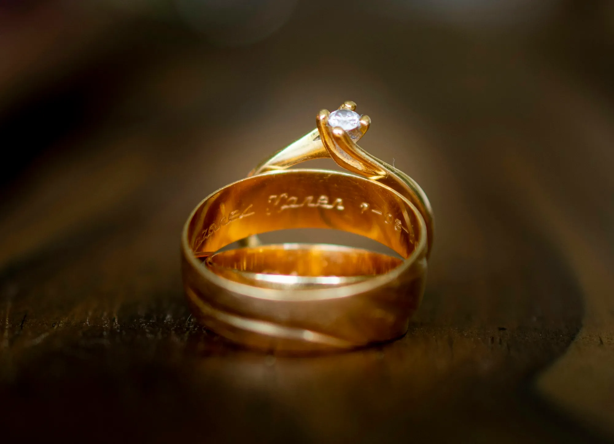 Goldener Ring mit Diamant in Nahaufnahme