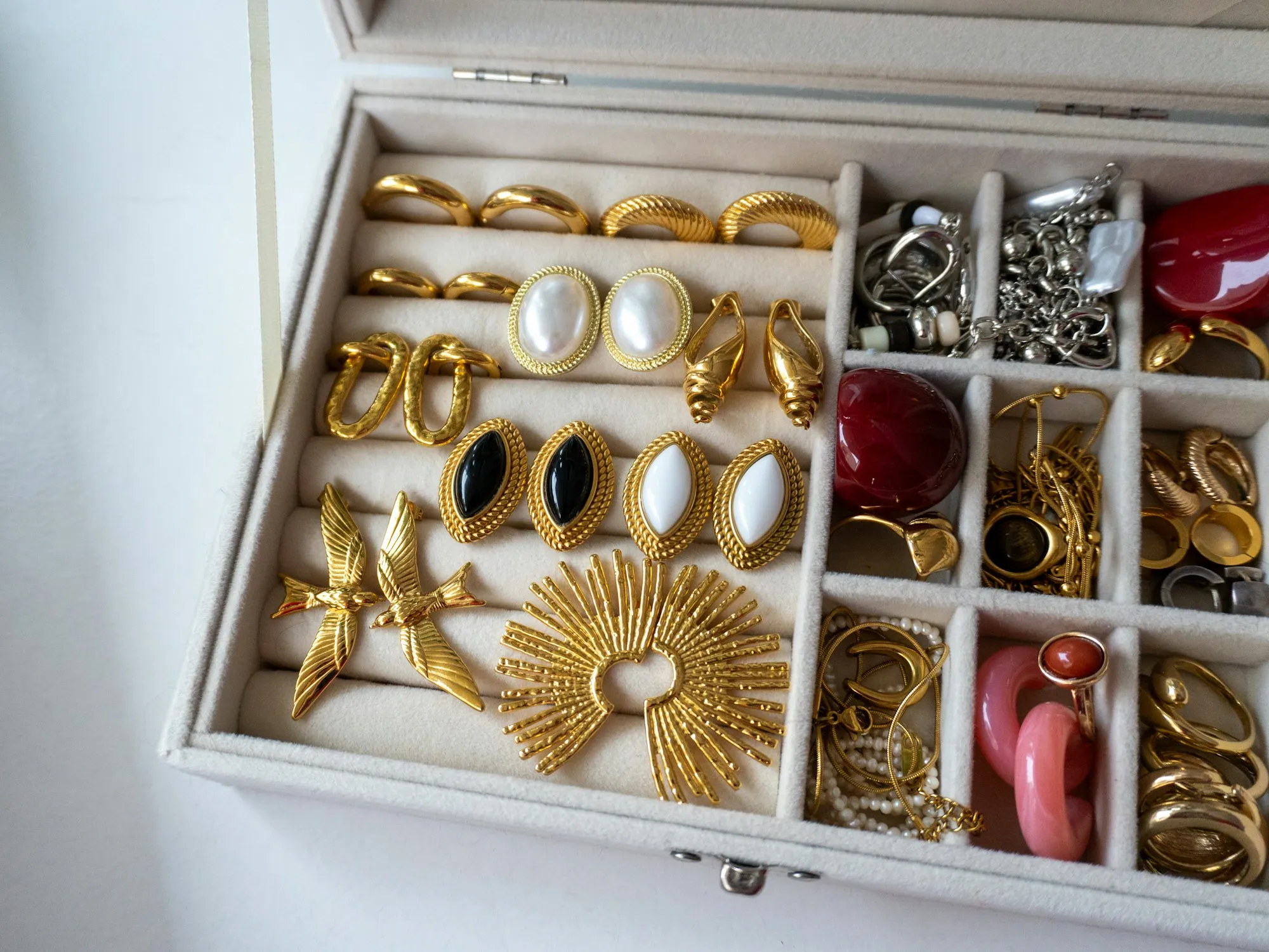 Schmuckschatulle mit Gold- und Perlenohrringen